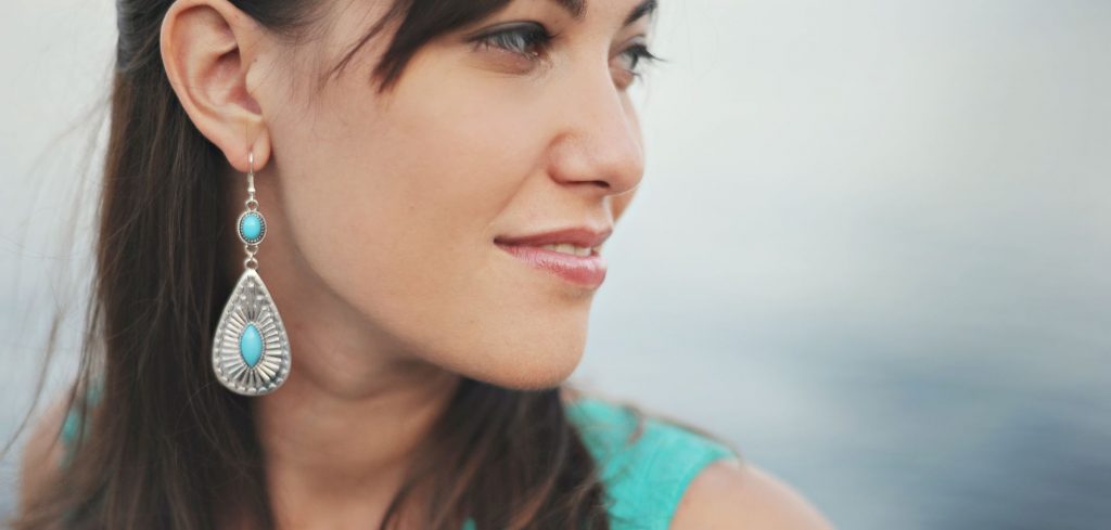 Comment porter les boucles d'oreilles avec perle ethnique