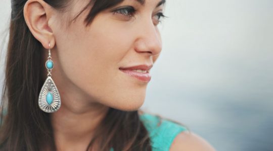 Comment porter les boucles d&rsquo;oreilles avec perle ethnique ?