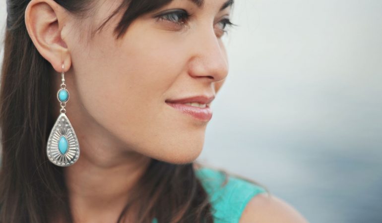 Comment porter les boucles d&rsquo;oreilles avec perle ethnique ?