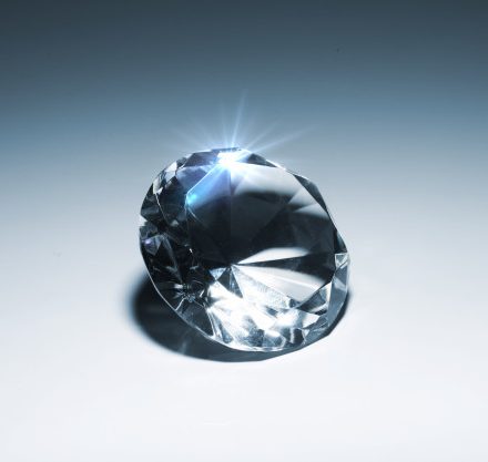 Pourquoi le diamant brille ?