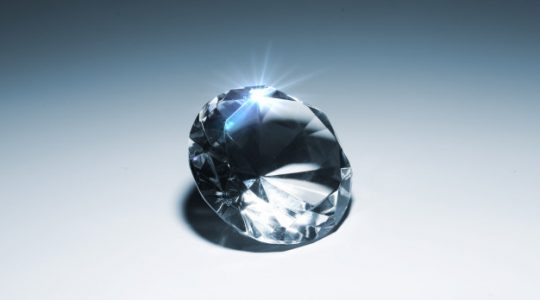Pourquoi le diamant brille ?