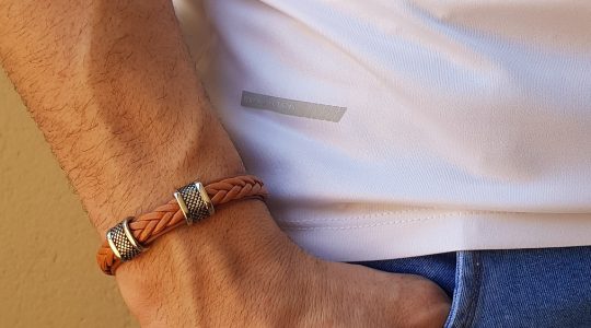 Comment porter un bracelet en cuir pour homme ?