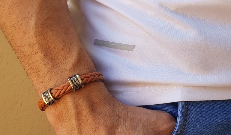 Comment porter un bracelet en cuir pour homme ?