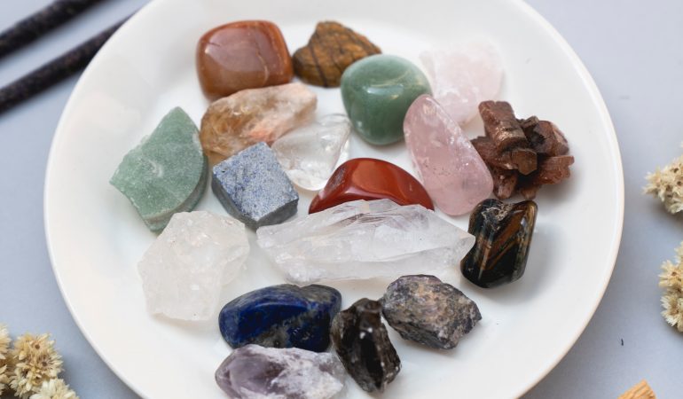 5 pierres contre les énergies négatives (et comment les utiliser)