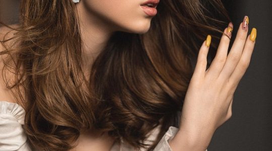 Quelles boucles d’oreilles avec des cheveux longs ?