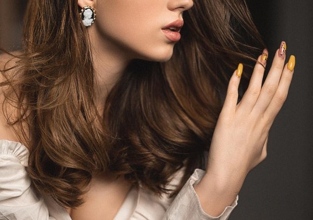 Quelles boucles d’oreilles avec des cheveux longs ?