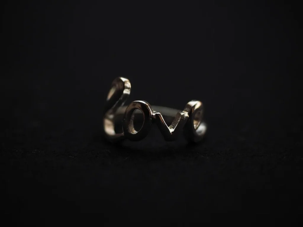 Mode Luthéra bijoux, l&rsquo;esthétique brute réinventée